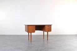 Bureau en teck danois des années 1960.