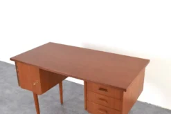 Bureau en teck danois des années 1960.