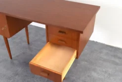 Bureau en teck danois des années 1960.