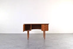 Bureau en teck danois des années 1960.