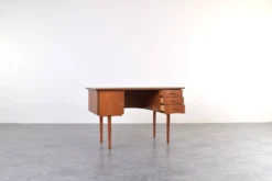 Bureau en teck danois des années 1960.