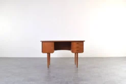 Bureau en teck danois des années 1960.