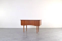 Bureau en teck danois des années 1960.