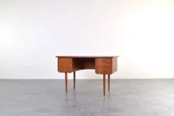 Bureau en teck danois des années 1960.