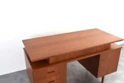 Bureau en teck des années 1960.