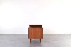 Bureau en teck des années 1960.