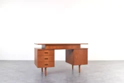 Bureau en teck des années 1960.