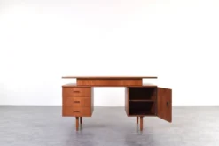 Bureau en teck des années 1960.