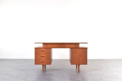 Bureau en teck des années 1960.