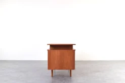 Bureau en teck des années 1960.