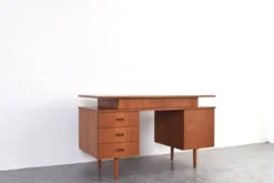 Bureau en teck des années 1960.