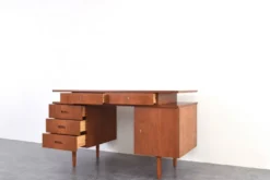 Bureau en teck des années 1960.