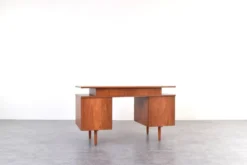 Bureau en teck des années 1960.