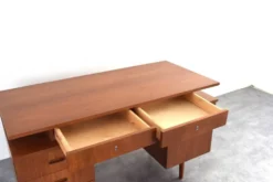 Bureau en teck des années 1960.
