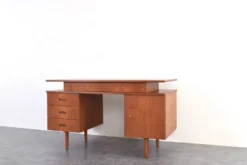 Bureau en teck des années 1960.