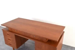 Bureau en teck des années 1960.