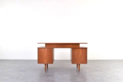 Bureau en teck des années 1960.
