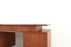 Bureau en teck des années 1960.