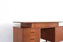 Bureau en teck des années 1960.