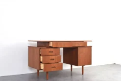 Bureau en teck des années 1960.