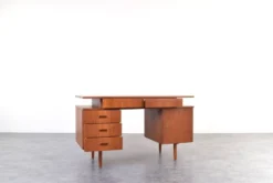 Bureau en teck des années 1960.