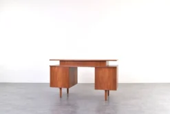 Bureau en teck des années 1960.