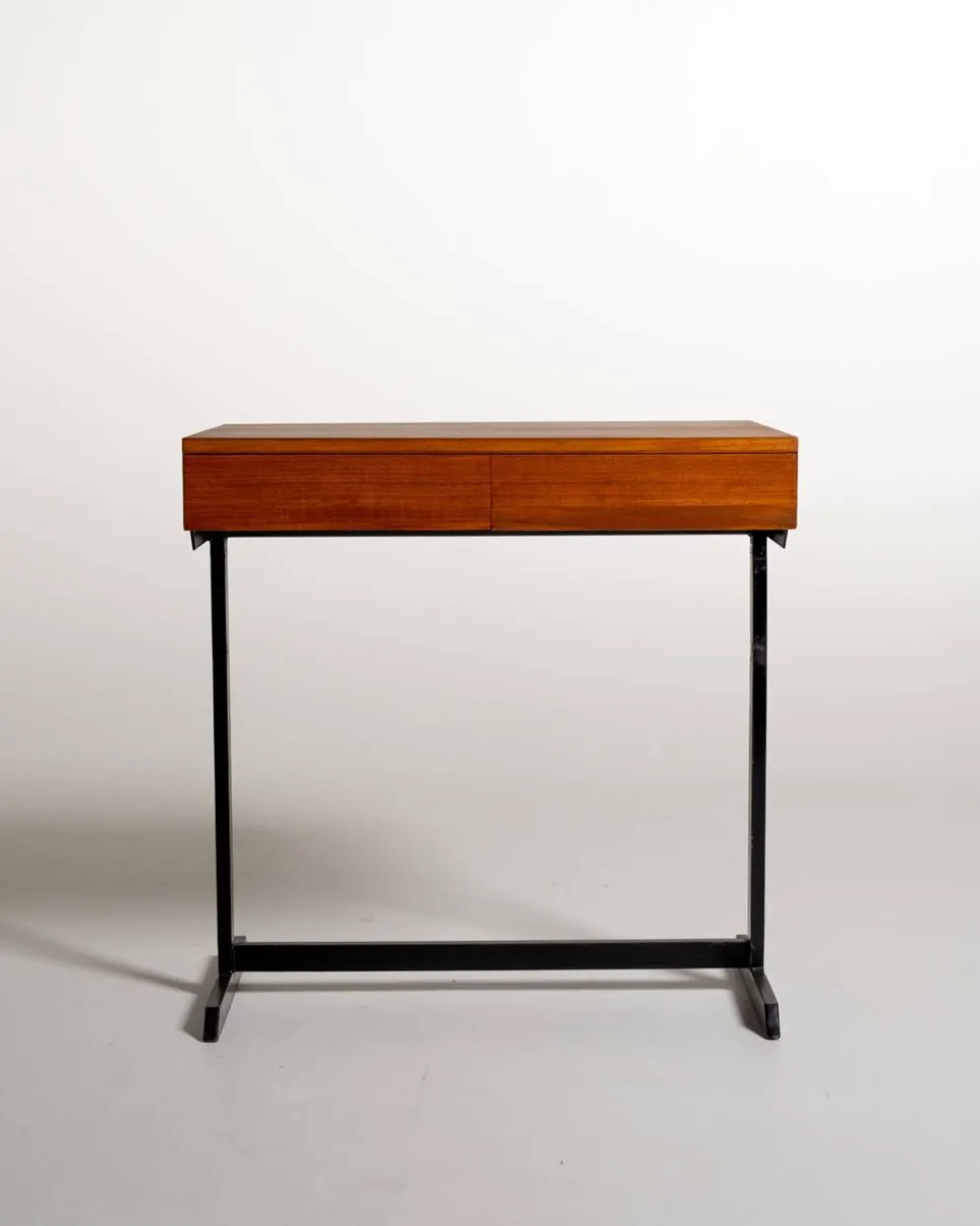 Bureau en teck et métal peint en noir, production européenne, années 1960