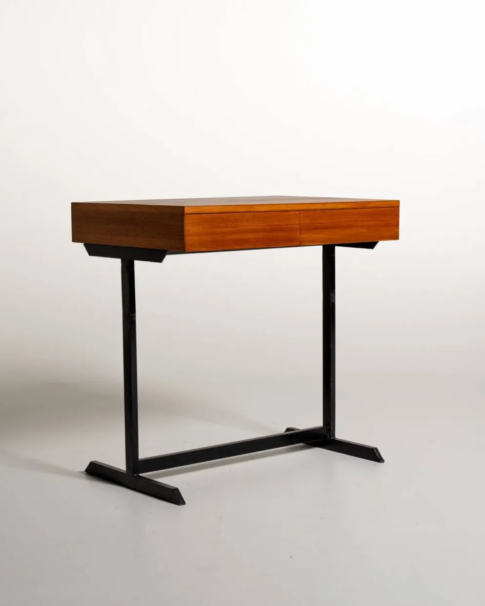 Bureau en teck et métal peint en noir, production européenne, années 1960