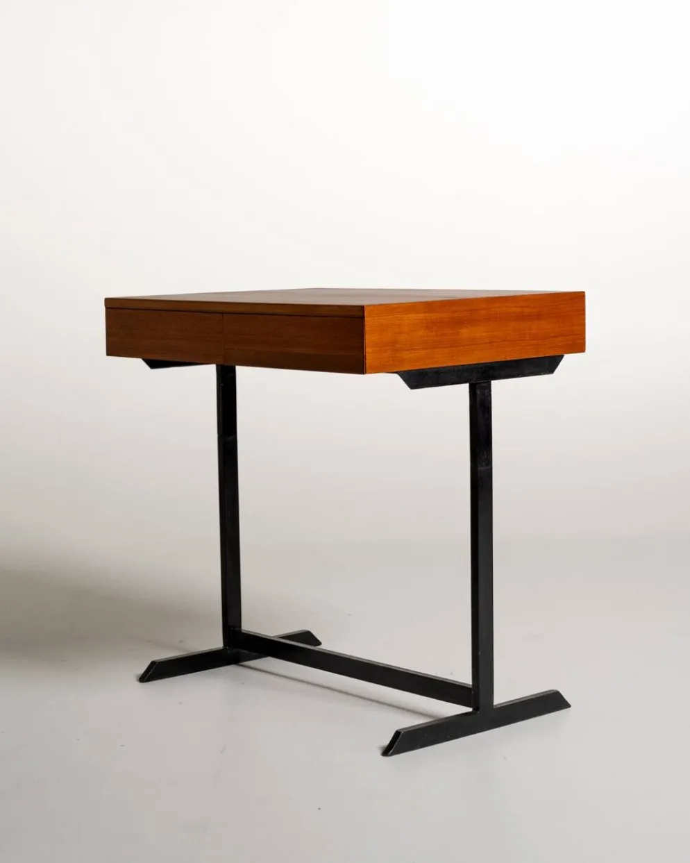Bureau en teck et métal peint en noir, production européenne, années 1960