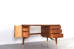 Bureau en teck organique du milieu du siècle de Sola Møbler, années 1960.