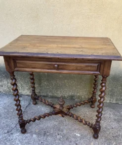 Bureau entretoises et pieds torsadées - style Louis XIII