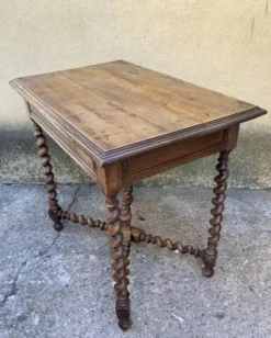 Bureau entretoises et pieds torsadées - style Louis XIII