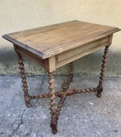 Bureau entretoises et pieds torsadées - style Louis XIII