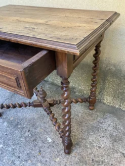 Bureau entretoises et pieds torsadées - style Louis XIII