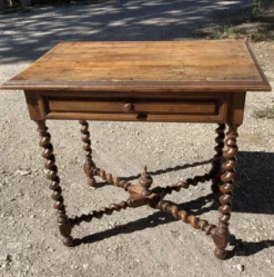 Bureau entretoises et pieds torsadées - style Louis XIII