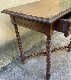 Bureau entretoises et pieds torsadées - style Louis XIII