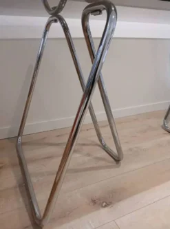Bureau en verre fumé et sur trétaux tubulaires en chrome design 1970