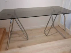 Bureau en verre fumé et sur trétaux tubulaires en chrome design 1970