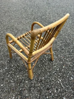 Bureau et chaise enfant en rotin