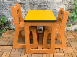 Bureau et chaises traîneau enfants en bois et formica 1970