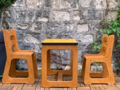 Bureau et chaises traîneau enfants en bois et formica 1970