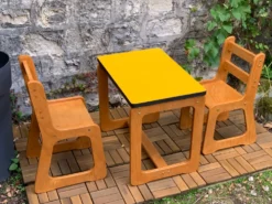 Bureau et chaises traîneau enfants en bois et formica 1970