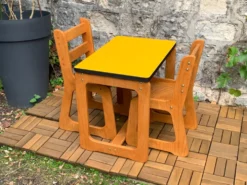 Bureau et chaises traîneau enfants en bois et formica 1970