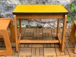 Bureau et chaises traîneau enfants en bois et formica 1970