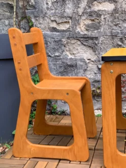 Bureau et chaises traîneau enfants en bois et formica 1970