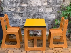 Bureau et chaises traîneau enfants en bois et formica 1970