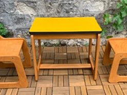 Bureau et chaises traîneau enfants en bois et formica 1970