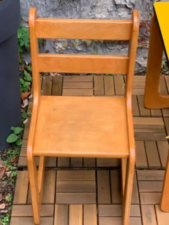 Bureau et chaises traîneau enfants en bois et formica 1970