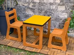 Bureau et chaises traîneau enfants en bois et formica 1970