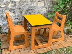 Bureau et chaises traîneau enfants en bois et formica 1970